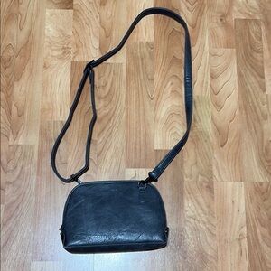 Sleek Black Leather Crossbody Bag with Adjustable Strap